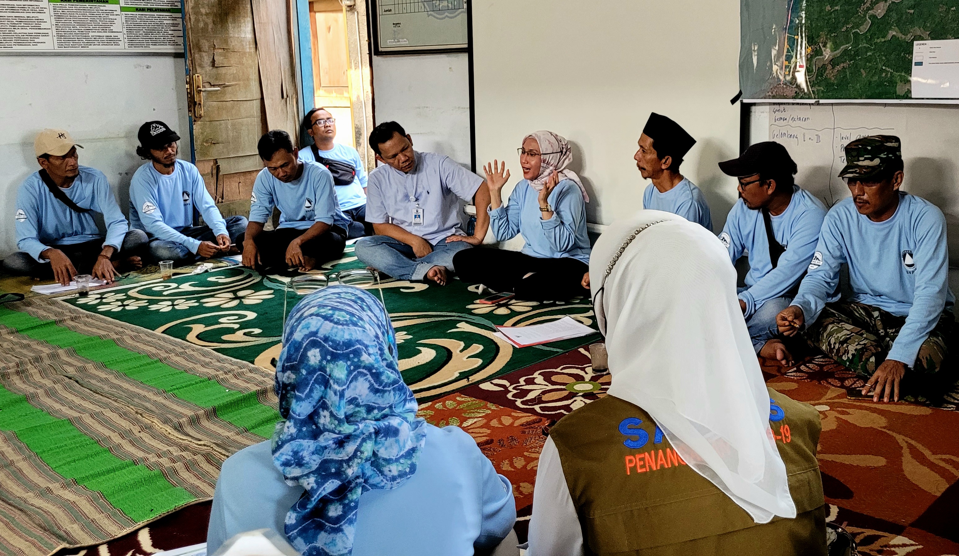 Tim Siaga Bencana Desa Pasauran melaksanakan evaluasi selepas geladi peringatan dini dalam ruang bersama fasilitator nasional, fasilitator daerah dan Kepala Bidang Pencegahan dan Kesiapsiagaan BPBD Kabupaten Serang, Jumat (26/5).